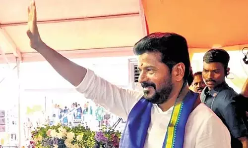 CM रेवंत रेड्डी ने अधिकारियों को हर हफ्ते दो सरकारी स्कूलों का दौरा करने का निर्देश दिया