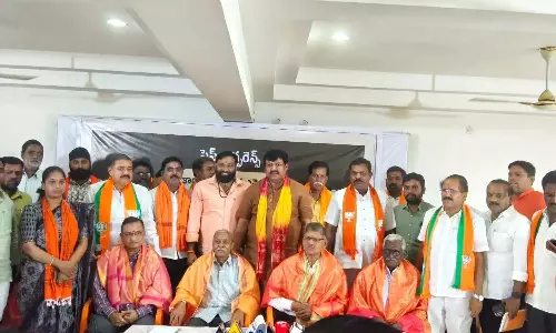 Telangana: भाजपा ने आपातकाल-युग के सेनानियों का सम्मान किया Telangana: भाजपा ने आपातकाल-युग के सेनानियों का सम्मान किया