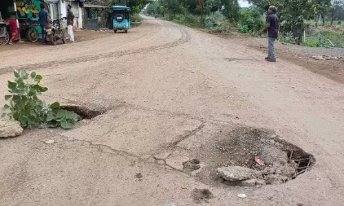 चौक के पास टूटी नाली, कभी भी हो सकता है गंभीर हादसा चौक के पास टूटी नाली, कभी भी हो सकता है गंभीर हादसा
