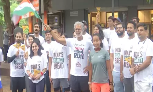 मिलिंद सोमन ने Mumbai में फिट इंडिया रन 2025 मैराथन को हरी झंडी दिखाई मिलिंद सोमन ने Mumbai में फिट इंडिया रन 2025 मैराथन को हरी झंडी दिखाई