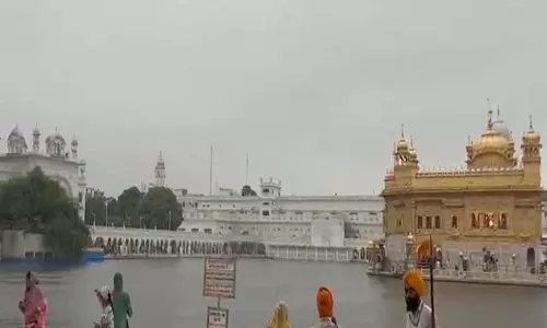 Punjab: भारी बारिश, बड़ी संख्या में श्रद्धालुओं ने श्री दरबार साहिब में माथा टेका