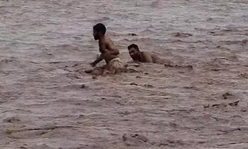 Kathua: उज्ज नदी में फंसे 2 लोग, SDRF ने चलाया रेस्क्यू ऑपरेशन