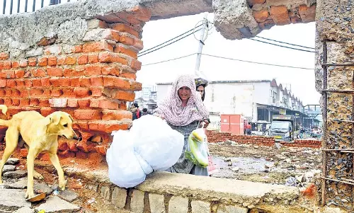 राजस्व समृद्ध, सुविधाएं बदहाल: गाजीपुर सब्जी मंडी की जर्जर हालत