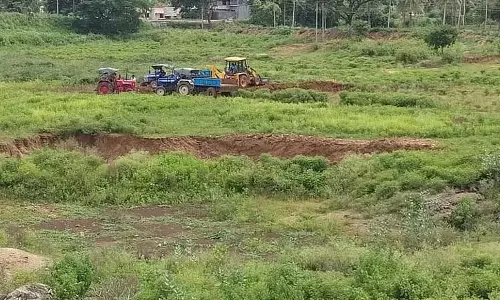 Karnataka : झील की मिट्टी का अवैध परिवहन Karnataka : झील की मिट्टी का अवैध परिवहन
