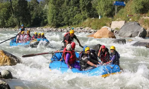 Rishikesh: गंगा उफान पर, राफ्टिंग पर लगी पाबंदी