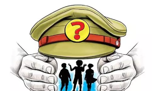 Lucknow: पुलिस वैन में कैदी पर हमला, कानून व्यवस्था पर सवाल Lucknow: पुलिस वैन में कैदी पर हमला, कानून व्यवस्था पर सवाल