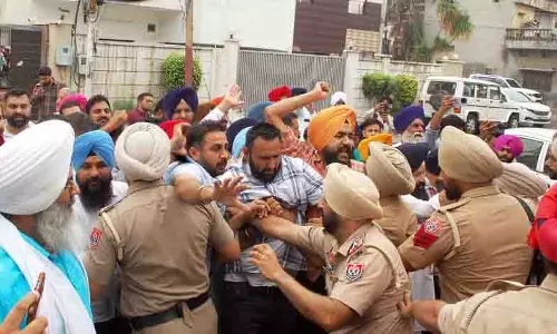 Punjab: आप ने बिक्रम मजीठिया के खिलाफ विजिलेंस कार्रवाई का समर्थन किया Punjab: आप ने बिक्रम मजीठिया के खिलाफ विजिलेंस कार्रवाई का समर्थन किया