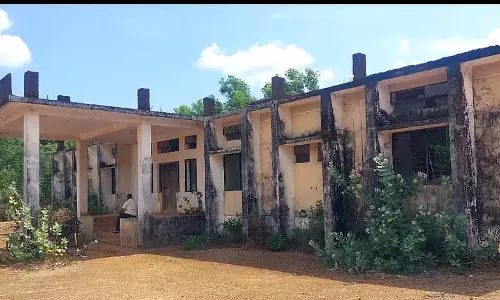 Ankola : एक दशक से बंद पड़ा छात्रावास, नशेड़ियों का अड्डा बन गया Ankola : एक दशक से बंद पड़ा छात्रावास, नशेड़ियों का अड्डा बन गया