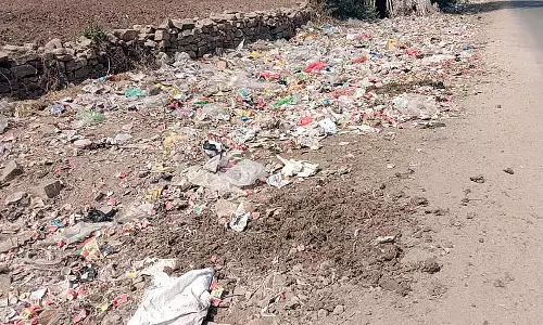 Karnataka : हाईवे के पास कूड़े का ढेर गिरा, ग्रामीणों में आक्रोश Karnataka : हाईवे के पास कूड़े का ढेर गिरा, ग्रामीणों में आक्रोश