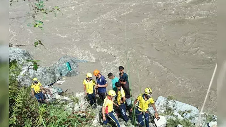 Rudraprayag में अलकनंदा नदी में गिरी बस, कई लापता, राहत कार्य जारी Rudraprayag में अलकनंदा नदी में गिरी बस, कई लापता, राहत कार्य जारी