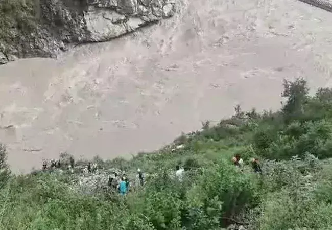 Dehradun: ट्रैवलर दुर्घटना में 3 मृत, लापता यात्रियों की तलाश जारी