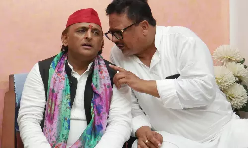 Farrukhabad: अखिलेश यादव ने सरल दुबे के घर पहुंचकर बढ़ाया सम्मान Farrukhabad: अखिलेश यादव ने सरल दुबे के घर पहुंचकर बढ़ाया सम्मान