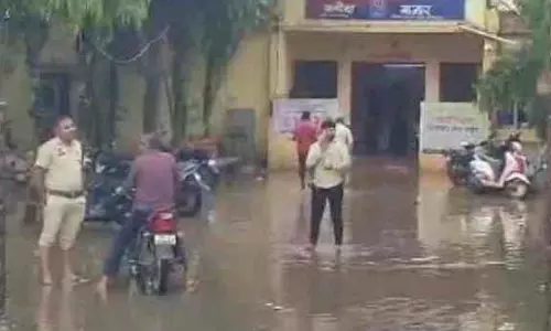 कब्जाधारी की वजह से थाने में घुसा पानी, video वायरल कब्जाधारी की वजह से थाने में घुसा पानी, video वायरल