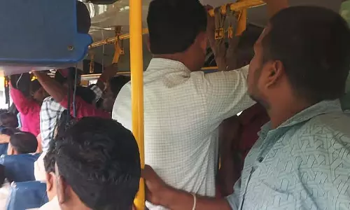 Karnataka : कलगी डिपो की बस व्यवस्था अव्यवस्थित, यात्री परेशान Karnataka : कलगी डिपो की बस व्यवस्था अव्यवस्थित, यात्री परेशान