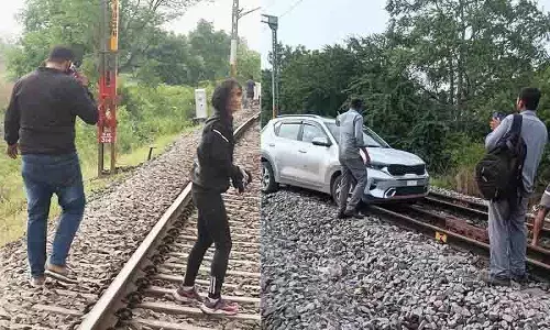 Hyderabad: नशे में धुत महिला ने रेलवे लाइन पर गाड़ी चलाई, जिससे रेल सेवाएं प्रभावित हुईं