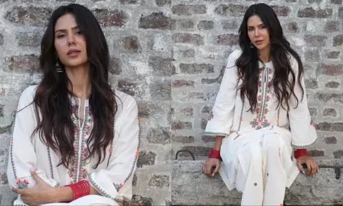 शुद्ध देसी गर्ल एनर्जी, Sonam Bajwa ने लुक से मचा दी धूम शुद्ध देसी गर्ल एनर्जी, Sonam Bajwa ने लुक से मचा दी धूम