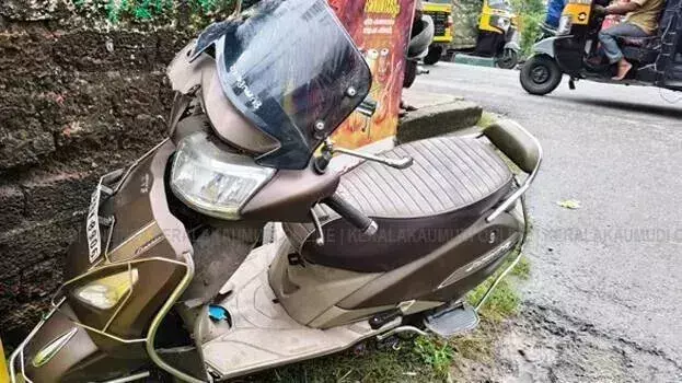 Kerala: गड्ढे से बचने की कोशिश कर रहे युवक की बस की चपेट में आने से मौत, मां की हालत गंभीर Kerala: गड्ढे से बचने की कोशिश कर रहे युवक की बस की चपेट में आने से मौत, मां की हालत गंभीर
