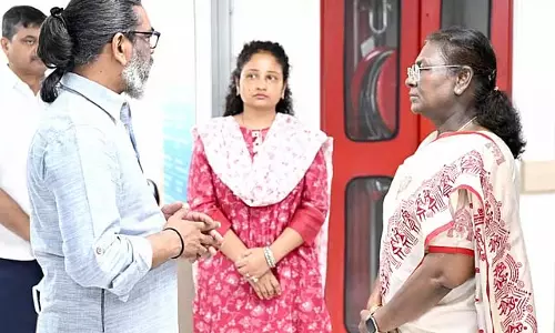 राष्ट्रपति मुर्मू ने सिबू सोरेन से मुलाकात कर उनका हालचाल जाना राष्ट्रपति मुर्मू ने सिबू सोरेन से मुलाकात कर उनका हालचाल जाना