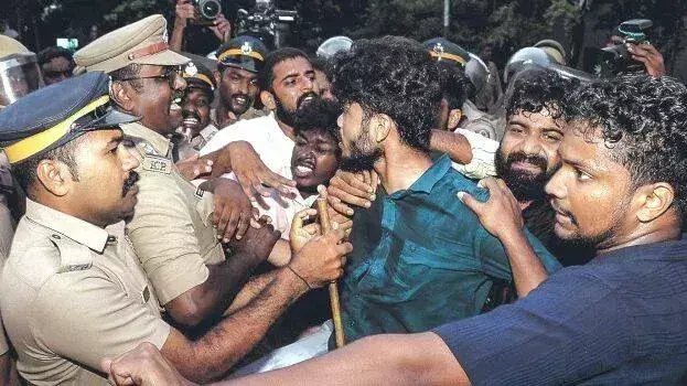 Kerala: भारतम्बा विवाद पर कुलपति सख्त, रजिस्ट्रार से मांगा जवाब Kerala: भारतम्बा विवाद पर कुलपति सख्त, रजिस्ट्रार से मांगा जवाब