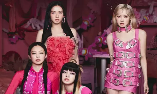 2025 डेडलाइन वर्ल्ड टूर के ट्रेलर में BLACKPINK पूरी तरह काउबॉय ठाठ में नज़र आई 2025 डेडलाइन वर्ल्ड टूर के ट्रेलर में BLACKPINK पूरी तरह काउबॉय ठाठ में नज़र आई