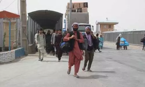 एक ही दिन में ईरान से हेरात बॉर्डर के रास्ते वापस लौटे 30 हजार से ज्यादा अफगान शरणार्थी एक ही दिन में ईरान से हेरात बॉर्डर के रास्ते वापस लौटे 30 हजार से ज्यादा अफगान शरणार्थी