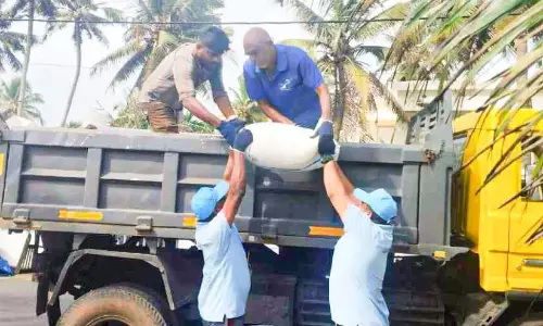 Kerala : अझिक्कल में प्लास्टिक के 92 बैग बहकर समुद्र तट पर आ गए
