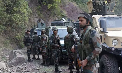 J-K के उधमपुर में आतंकवादियों और सुरक्षा बलों के बीच मुठभेड़ शुरू J-K के उधमपुर में आतंकवादियों और सुरक्षा बलों के बीच मुठभेड़ शुरू