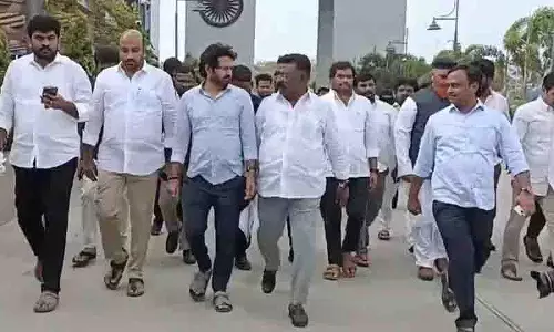 BRS नेताओं ने हैदराबाद पुलिस प्रमुख से मुलाकात की, अल्पसंख्यक नेता की आत्महत्या की निष्पक्ष जांच की मांग की BRS नेताओं ने हैदराबाद पुलिस प्रमुख से मुलाकात की, अल्पसंख्यक नेता की आत्महत्या की निष्पक्ष जांच की मांग की