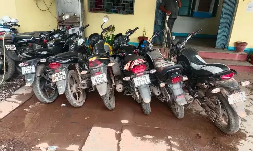 अभनपुर में करोड़ों के दांव लग रहे रोजाना, अड्डे पर पुलिस की रेड अभनपुर में करोड़ों के दांव लग रहे रोजाना, अड्डे पर पुलिस की रेड