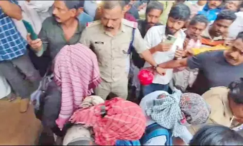 Kerala : पेराम्बरा मसाज सेंटर पर छापा, आठ लोग पुलिस हिरासत में Kerala : पेराम्बरा मसाज सेंटर पर छापा, आठ लोग पुलिस हिरासत में