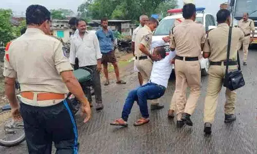 आदिलाबाद में तनाव, बारिश के पानी के विरोध में प्रदर्शन कर रहे BRS कार्यकर्ताओं को हिरासत में लिया गया आदिलाबाद में तनाव, बारिश के पानी के विरोध में प्रदर्शन कर रहे BRS कार्यकर्ताओं को हिरासत में लिया गया