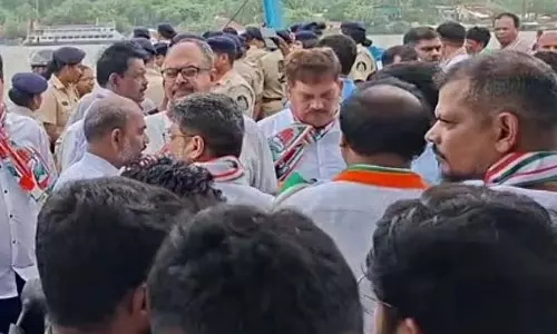 गोवा कांग्रेस ने चोराओ फेरी घटना को लेकर RND कार्यालय का घेराव कर विरोध प्रदर्शन किया गोवा कांग्रेस ने चोराओ फेरी घटना को लेकर RND कार्यालय का घेराव कर विरोध प्रदर्शन किया