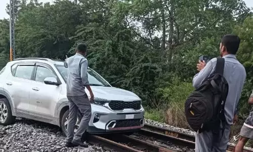 Telangana: चेवेल्ला में रेलवे ट्रैक पर कार चलाने वाली महिला को हिरासत में लिया गया