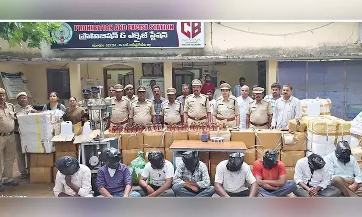 Andhra: तीन नकली शराब बनाने वाली इकाइयों का भंडाफोड़, 14 गिरफ्तार