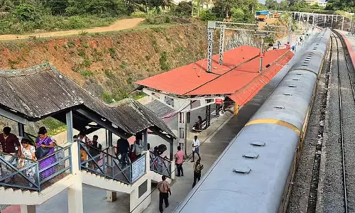Railway station: लिफ्ट, पार्किंग समस्या Railway station: लिफ्ट, पार्किंग समस्या