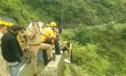 उत्तराखंड के कालसी-चकराता मार्ग पर गहरी खाई में गिरी कार, तीन की मौत