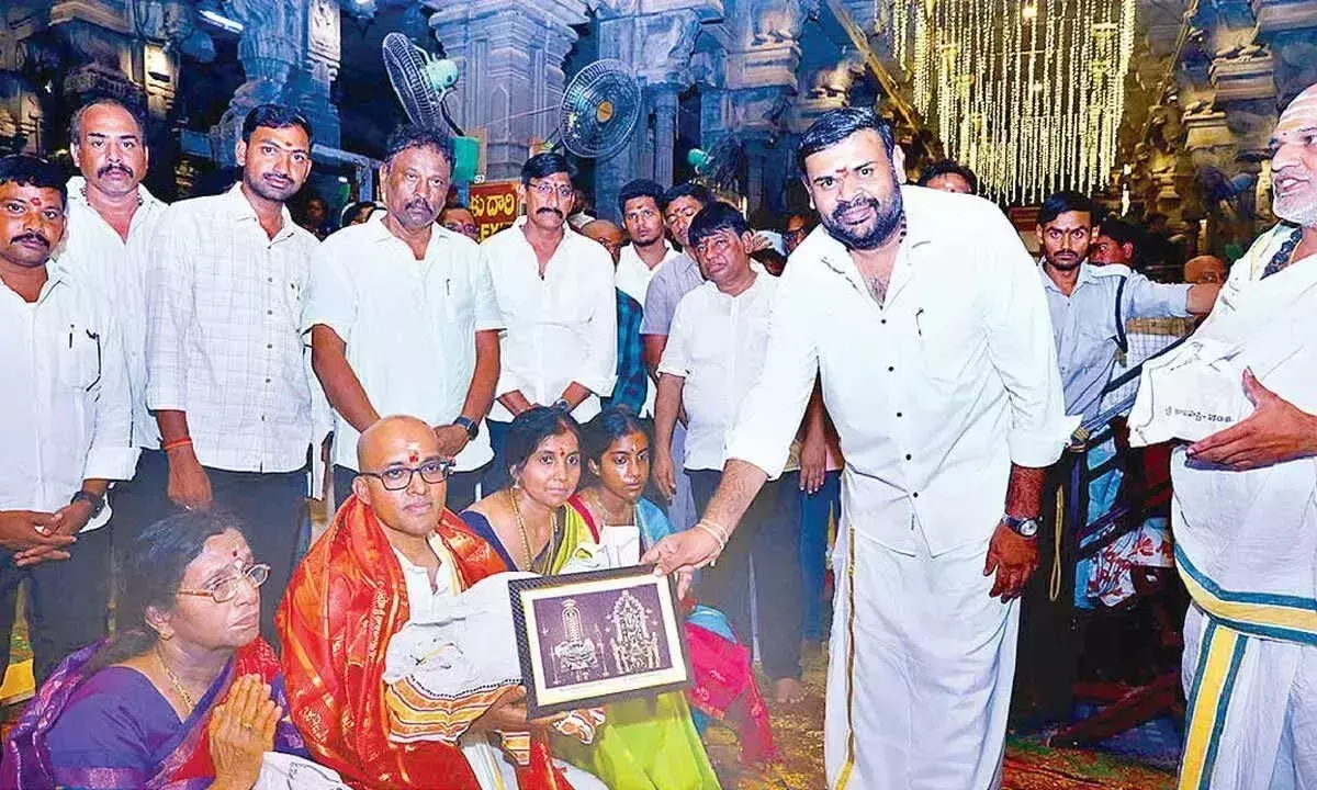 Andhra: श्रीकालहस्ती मंदिर को जल्द ही एआई-संचालित तीर्थयात्री सेवाएं मिल सकती हैं Andhra: श्रीकालहस्ती मंदिर को जल्द ही एआई-संचालित तीर्थयात्री सेवाएं मिल सकती हैं