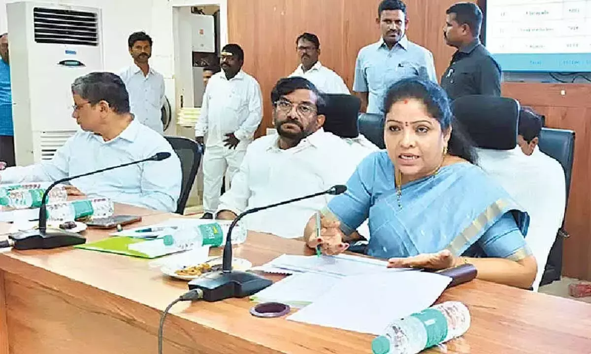 Andhra: आदिवासियों के जीवन स्तर को ऊपर उठाने के लिए कदम उठाएं: मंत्री संध्या Andhra: आदिवासियों के जीवन स्तर को ऊपर उठाने के लिए कदम उठाएं: मंत्री संध्या