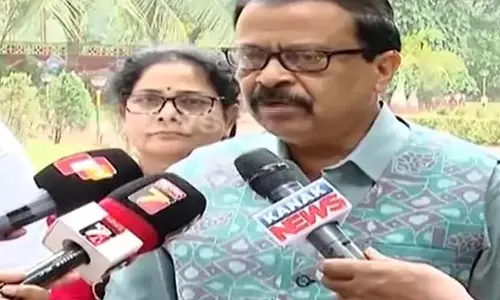 तहसीलदार ने आगंतुकों से कक्ष में प्रवेश से पहले जूते उतारने को कहा; राजस्व मंत्री तहसीलदार ने आगंतुकों से कक्ष में प्रवेश से पहले जूते उतारने को कहा; राजस्व मंत्री