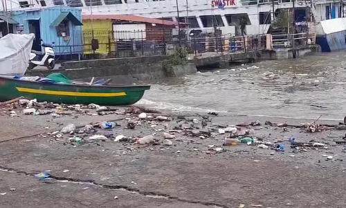 Goa के बारदेज़ में बेतिम फ़ेरी रैंप के पास कूड़ा तैरता हुआ देखा गया Goa के बारदेज़ में बेतिम फ़ेरी रैंप के पास कूड़ा तैरता हुआ देखा गया