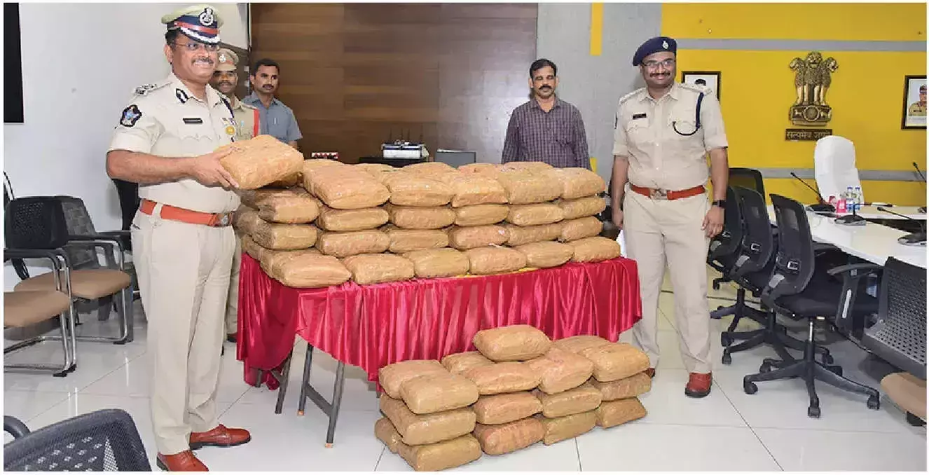 Andhra: दो लोग गिरफ्तार, 15 लाख रुपये का गांजा जब्त Andhra: दो लोग गिरफ्तार, 15 लाख रुपये का गांजा जब्त