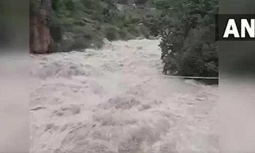 हिमाचल प्रदेश में बादल फटने से भारी बाढ़: पांच लोगों की मौत, कई लापता हिमाचल प्रदेश में बादल फटने से भारी बाढ़: पांच लोगों की मौत, कई लापता