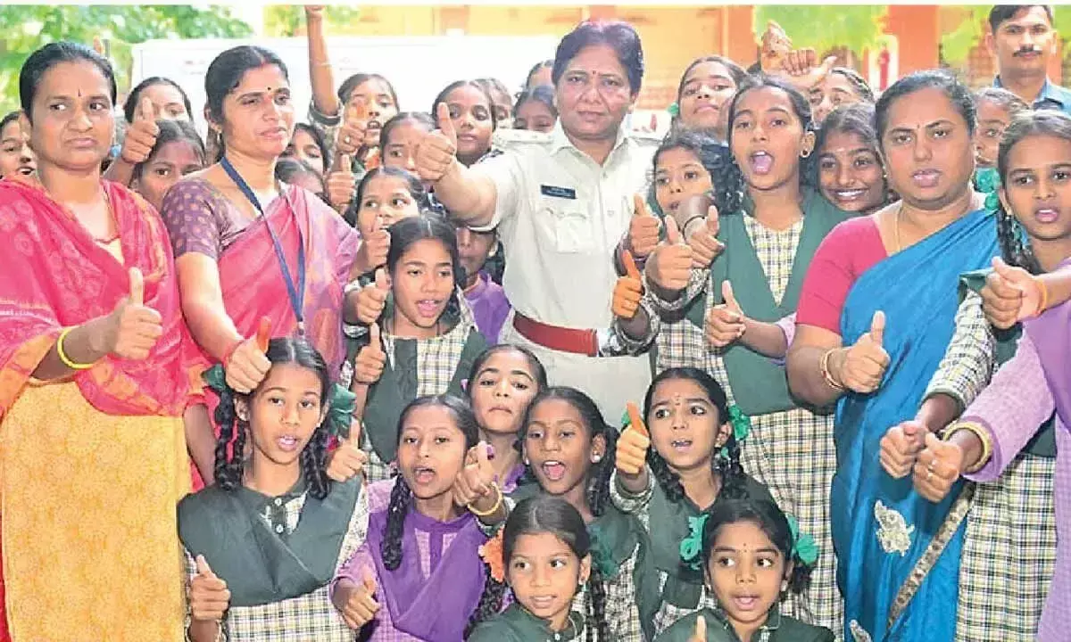 SP ने छात्राओं को दी चेतावनी, सोशल मीडिया और नशे से दूर रहें