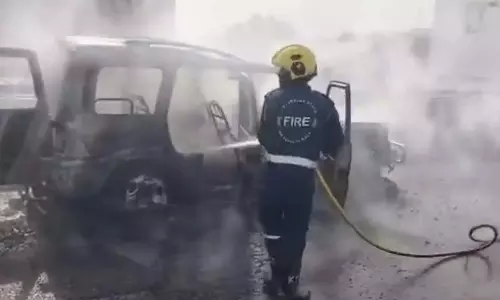Telangana: एक्सप्रेसवे पर कार में लगी आग, यातायात प्रभावित Telangana: एक्सप्रेसवे पर कार में लगी आग, यातायात प्रभावित