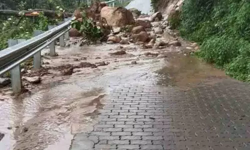 Palampur में प्रकृति के प्रकोप से जूझ रहा, नदियां उफान, बिजली गुल