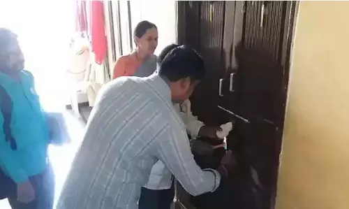 Hyderabad: बेटों द्वारा 90 वर्षीय मां को बेदखल करने के बाद अधिकारियों ने घर जब्त कर लिया Hyderabad: बेटों द्वारा 90 वर्षीय मां को बेदखल करने के बाद अधिकारियों ने घर जब्त कर लिया