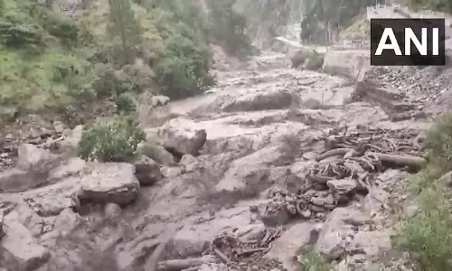 Jammu में अचानक आई बाढ़: अब तक 3 लोग डूबे, 4 को बचाया गया Jammu में अचानक आई बाढ़: अब तक 3 लोग डूबे, 4 को बचाया गया