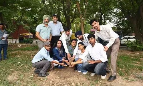 Chandigarh: नाविक दिवस के उपलक्ष्य में सेक्टर 44 में पौधारोपण अभियान चलाया गया