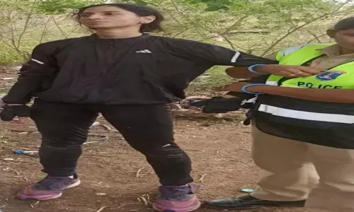 महिला ने रेलवे ट्रैक पर चलाई एसयूवी, हैदराबाद-बेंगलुरु रूट प्रभावित