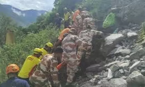 Alakanda : गिरा यात्री वाहन, तीन की जान गई, कई अब भी लापता Alakanda : गिरा यात्री वाहन, तीन की जान गई, कई अब भी लापता